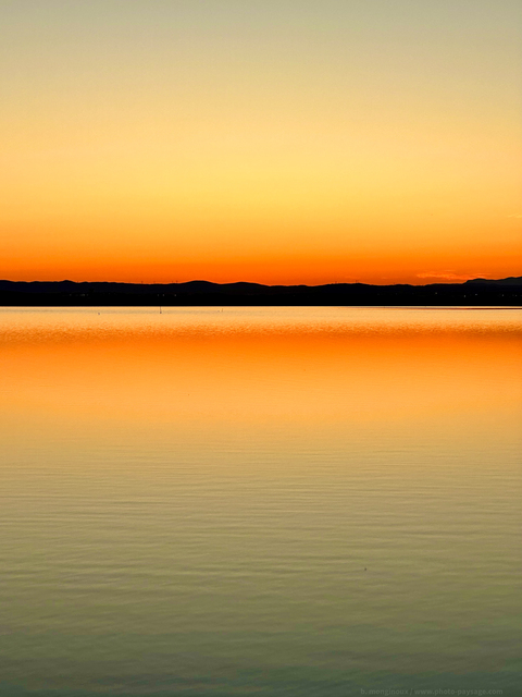 Reflets du ciel de crépuscule sur l'étang du Prévost
Palavas-les-flots, Hérault
Mots-clés: contre-jour cadrage_vertical categorielac etang reflet regle_des_tiers minimaliste les_plus_belles_images_de_nature