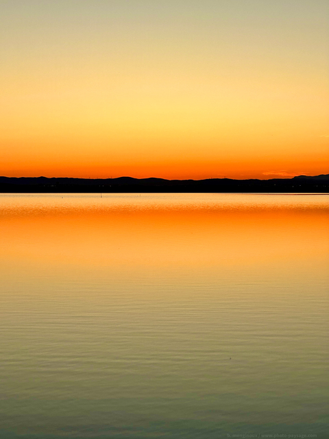 Reflets du ciel de crépuscule sur l’étang du Prévost
Palavas-les-flots, Hérault
Mots-clés: contre-jour cadrage_vertical categorielac etang reflet regle_des_tiers minimaliste les_plus_belles_images_de_nature