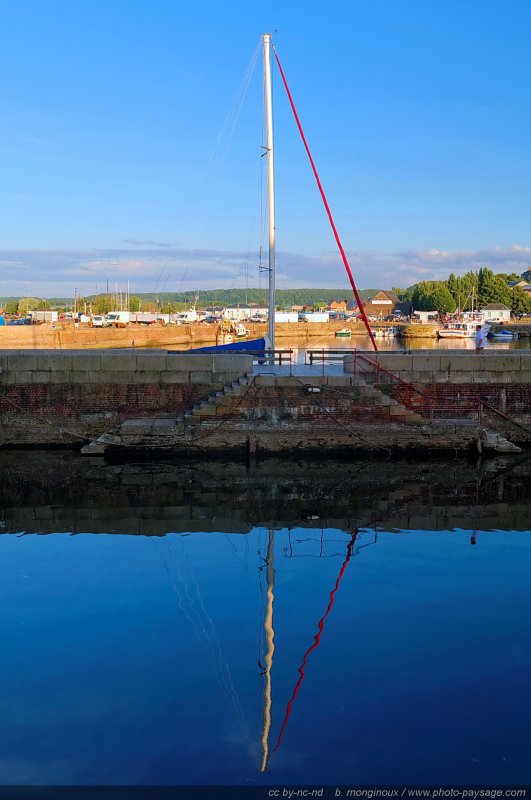 Reflet symétrique du mât d'un voilier dans l'eau du port de Honfleur
Honfleur, Normandie, France
Mots-clés: normandie calvados port bateau voilier reflets categ_ete cadrage_vertical