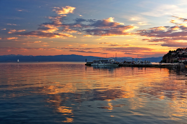 Reflets au crépuscule sur le lac d'Ohrid
Ohrid, Macédoine
Mots-clés: Ohrid Macedoine categorielac reflets bateau crepuscule categ_ete