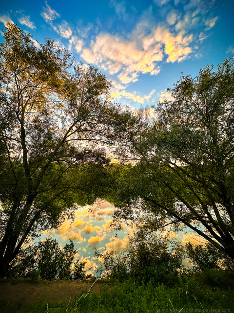 Le ciel d'automne se reflète dans la Marne
Les bords de Marne
Mots-clés: Reflet automne crepuscule cadrage_vertical riviere