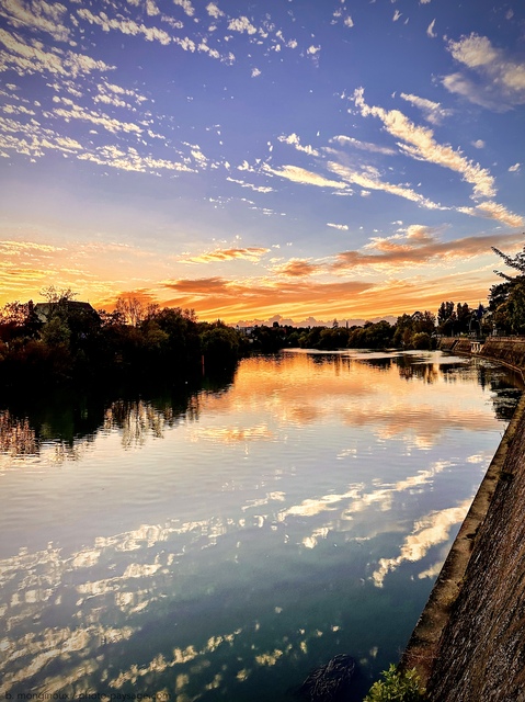 Ciel du soir se reflétant sur la Marne
[Bords de Marne]
Mots-clés: Reflet crepuscule cadrage_vertical riviere