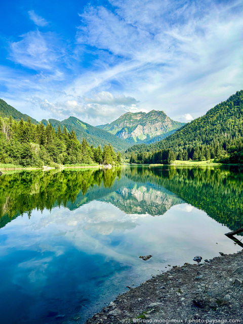 Reflets alpins sur le lac de Vallon
Haute-Savoie
Mots-clés: Reflet cadrage_vertical foret_alpes les_plus_belles_images_de_nature categorielac