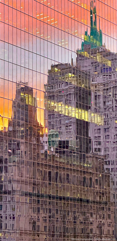 Reflets du matin sur un immeuble de Manhattan 
Sud de Manhattan, New-York, USA
Mots-clés: Cadrage_vertical lever_de_soleil reflet