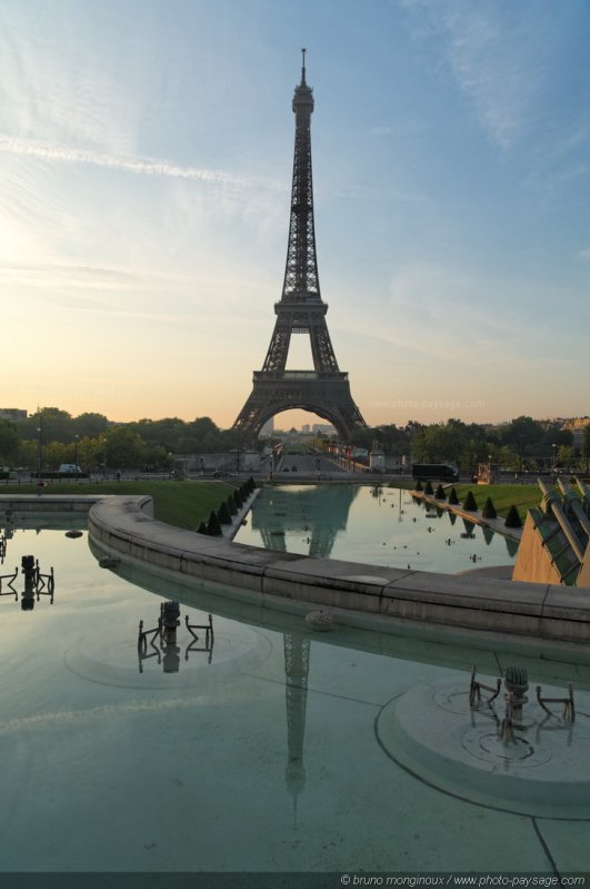 La Tour Eiffel se reflète dans les bassins des fontaines du Trocadéro
Paris, France
Mots-clés: Tour_Eiffel Paris monument paysage_urbain reflets trocadero categ_fontaine cadrage_vertical