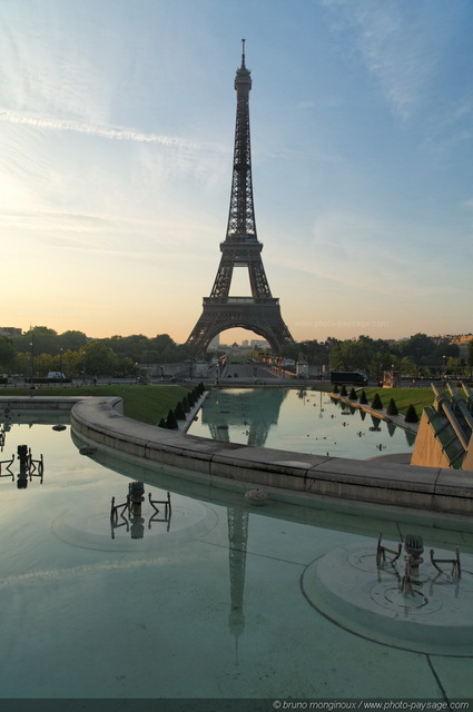 La Tour Eiffel se reflète dans les bassins des fontaines du Trocadéro
Paris, France
Mots-clés: Tour_Eiffel Paris monument paysage_urbain reflets trocadero categ_fontaine cadrage_vertical