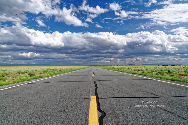Paysage typique d'un road trip aux USA...
 ...de grandes lignes droites qui s'étirent jusqu'à  l'horizon, au milieu de plaines immenses.
Route CO150, Colorado, USA
Mots-clés: colorado usa categ_ete ciel_d_en_bas routes_ouest_amerique
