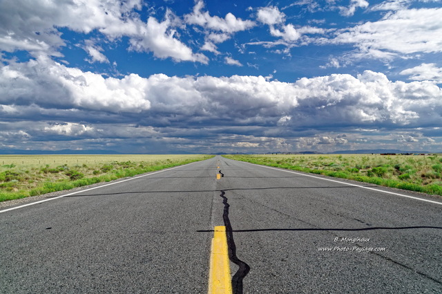 Paysage typique d'un road trip aux USA...
 ...de grandes lignes droites qui s'étirent jusqu'à l'horizon, au milieu de plaines immenses.
Route CO150, Colorado, USA
Mots-clés: colorado usa categ_ete ciel_d_en_bas routes_ouest_amerique