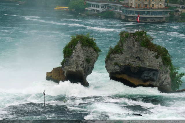 Rochers et belvédère au milieu des chutes du Rhin
Ce belvédère, au sommet duquel flotte un drapeau suisse, est situé au milieu des eaux bouillonnantes des chutes du Rhin. Il est accessible en bateau.
Neuhausen, Suisse
Mots-clés: suisse fleuve_rhin cascade categ_ete