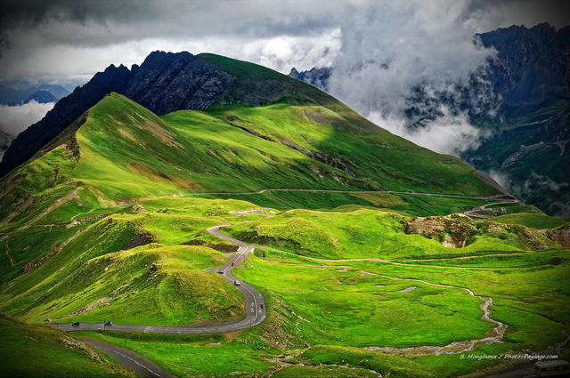 Route alpine photographiée depuis le col du Galibier - 03
La route du Col du Galibier 
(Massifs des Arves et des Cerces)
Mots-clés: alpes galibier nature montagne categ_ete route colline prairie alpage paturage