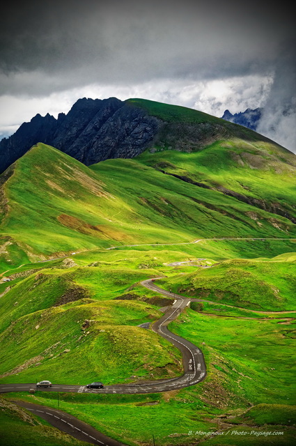 Route alpine photographiée depuis le col du Galibier - 04
La route du Col du Galibier 
(Massifs des Arves et des Cerces)
Mots-clés: alpes galibier nature montagne categ_ete route colline prairie alpage paturage cadrage_vertical