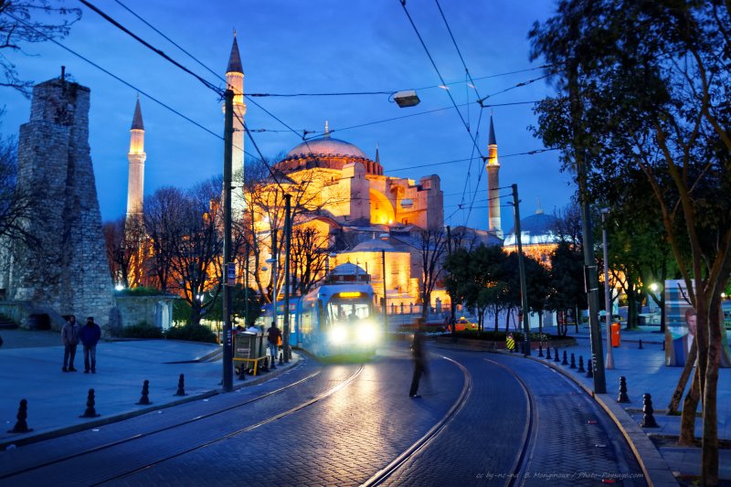 Sainte Sophie -01
Istanbul, Turquie
Mots-clés: turquie sultanahmet mosquee basilique sainte_sophie monument istanbul_by_night rue tramway minaret
