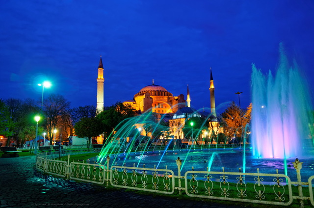Les fontaines dans le jardin face à  Sainte Sophie
Istanbul, Turquie
Mots-clés: turquie sultanahmet mosquee basilique sainte_sophie monument les_plus_belles_images_de_ville istanbul_by_night categ_fontaine