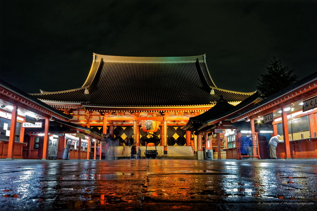 Sensô-ji - Sanctuaire  Asakusa - temple historique dédié a la déesse Kannon
Tokyo (quartier d'Asakusa), Japon
Mots-clés: reflet