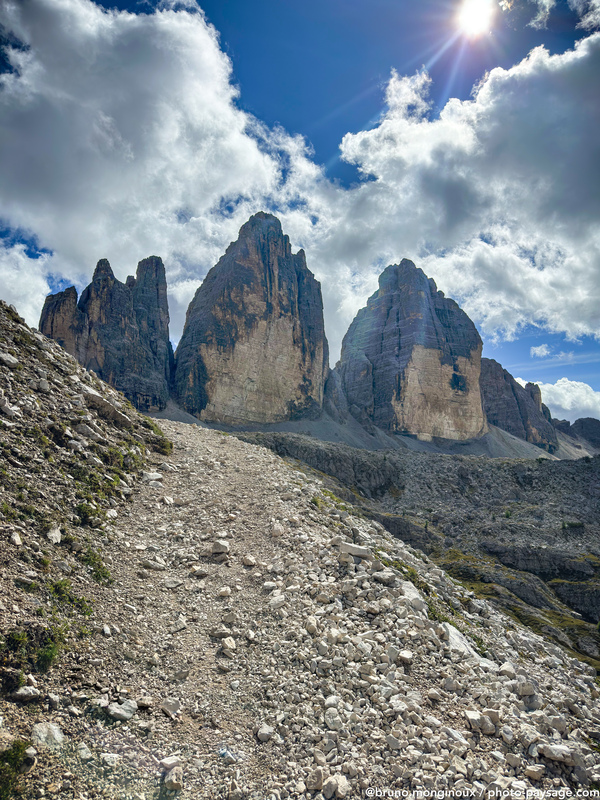 Un sentier de randonnée au nord des Trois Cimes du Lavadero
Les trois cimes du Lavaredo (Tre Cime di Lavaredo), Dolomites, Italie
Mots-clés: Dolomites italie_autre categ_ete cadrage_vertical sentier rayon_de_soleil