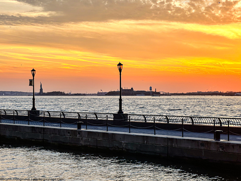 Le soleil se couche sur la baie de New-York
En arrière plan, la statue de la liberté 
Sud de Manhattan, New-York, USA
Mots-clés: coucher_de_soleil Lampadaire baie-de-new-york