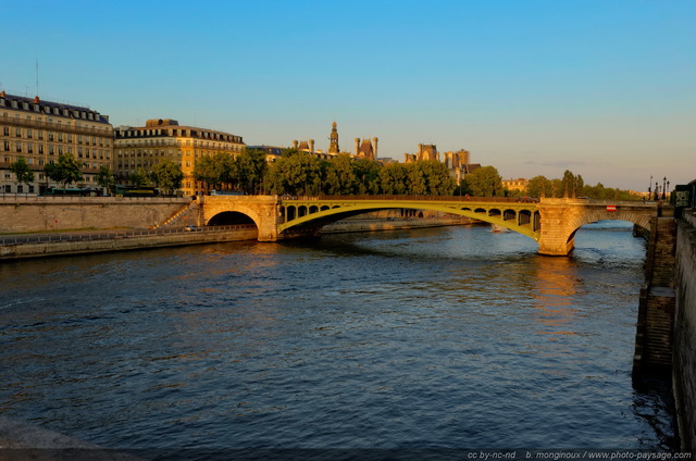 Soleil couchant sur le pont Notre Dame
Photo prise depuis l'île de la Cité
Paris, France
Mots-clés: paris escalier les_ponts_de_paris la_seine