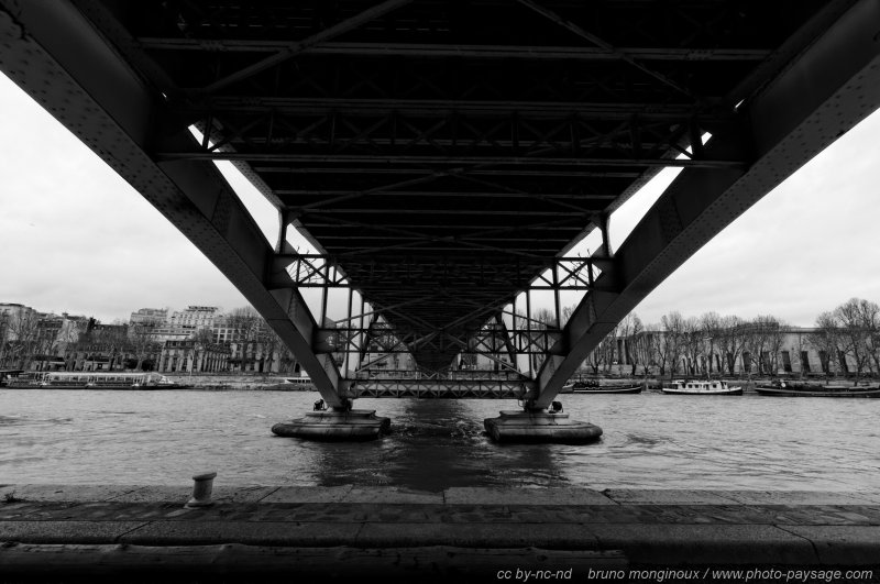 Sous la passerelle Debilly
Sous les ponts de Paris (Noir et Blanc)

Mots-clés: sous_les_ponts noir_et_blanc paris paysage_urbain les_ponts_de_paris monument la_seine