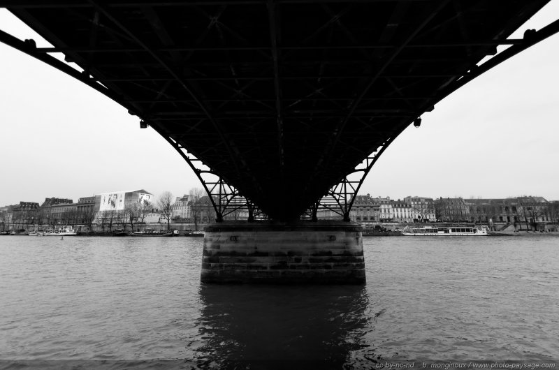 Sous le pont des Arts
Sous les ponts de Paris (Noir et Blanc)

Mots-clés: grand-angle sous_les_ponts noir_et_blanc paris paysage_urbain les_ponts_de_paris monument pont-des-arts la_seine