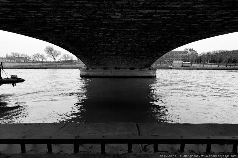 Sous le pont des Invalides
Sous les ponts de Paris (Noir et Blanc)

Mots-clés: grand-angle sous_les_ponts noir_et_blanc paris paysage_urbain les_ponts_de_paris monument la_seine