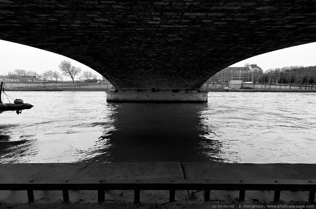 Sous le pont des Invalides
Sous les ponts de Paris (Noir et Blanc)

Mots-clés: grand-angle sous_les_ponts noir_et_blanc paris paysage_urbain les_ponts_de_paris monument la_seine