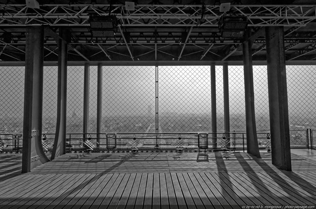 Sur le 1er étage de la Tour Eiffel un jour de brume
Paris, France
Mots-clés: noir_et_blanc paris brume les_plus_belles_images_de_ville