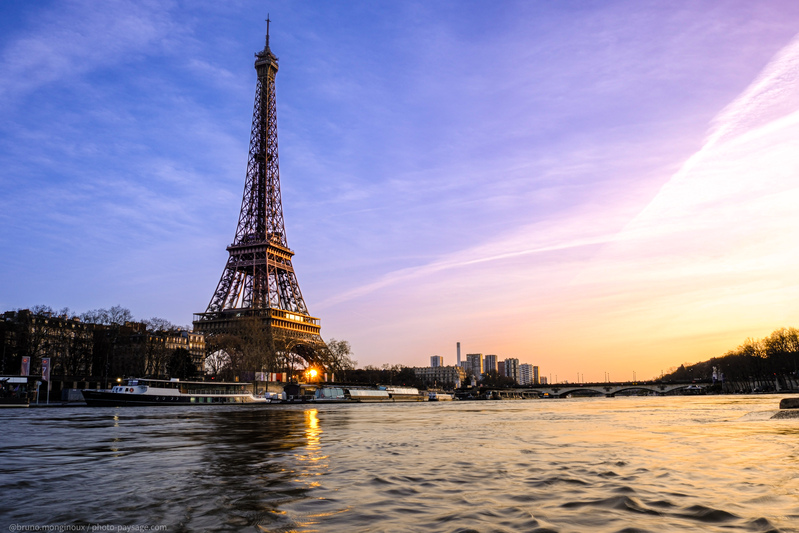Lueurs du soleil couchant sur la Tour Eiffel
Paris
Mots-clés: la_seine coucher_de_soleil crepuscule les_plus_belles_images_de_ville