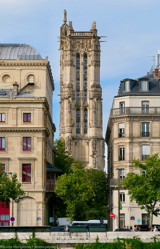 La Tour Saint-Jacques
Vue depuis les bords de Seine. Quartier du Châtelet. 
Paris, France.  
Mots-clés: Cadrage_vertical les_plus_belles_images_de_ville