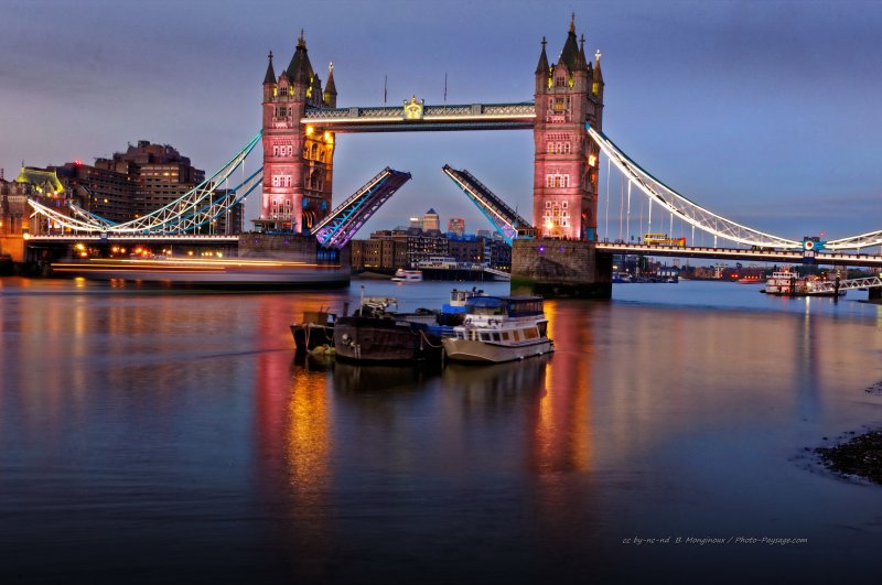 Trainées lumineuses laissées par un bateau circulant sur la Tamise et passant sous le Tower Bridge
Londres, Royaume-Uni
Mots-clés: londres pont fleuve tamise reflets bateau les_plus_belles_images_de_ville trainees_lumineuses