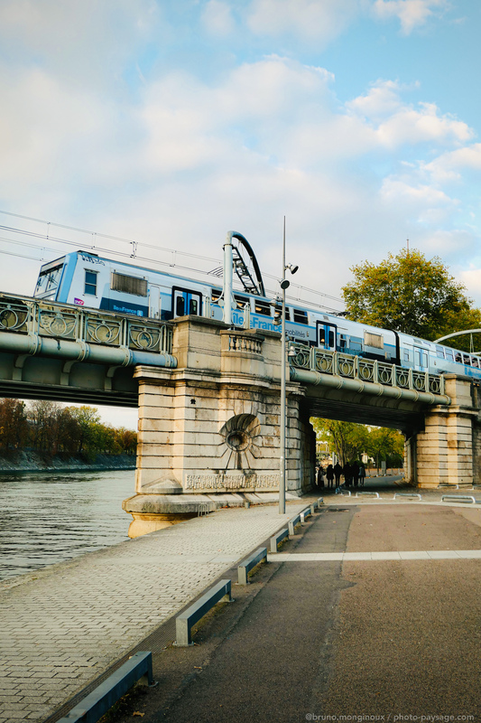 Pont Rouelle 
Le rer C traverse la Seine sur le pont Rouelle
Balade en bord de Seine à Paris. 
Mots-clés: Cadrage_vertical la_seine