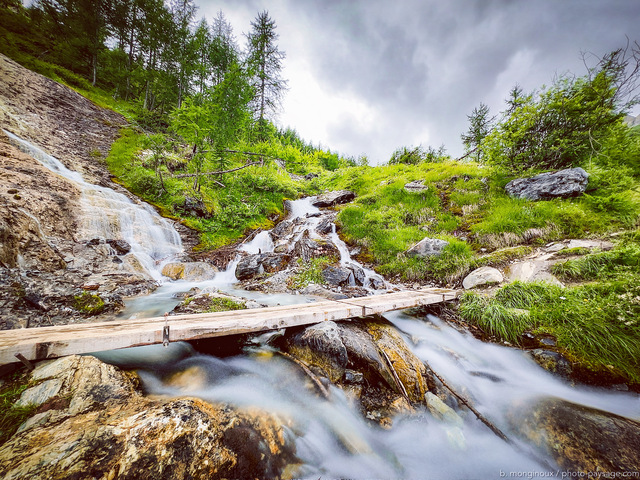 Traversée du ruisseau 
Tignes, Savoie
Mots-clés: Riviere categ_ete foret_alpes sentier categ_pont cascade tignes