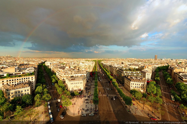 Un arc en ciel au dessus des Champs Elysées
Au premier plan l'ombre portée de l'Arc de Triomphe sur l'avenue des Champs Elysées.
[Paris photographié depuis le toit de l'Arc de Triomphe]

Mots-clés: paris paysage_urbain arc-en-ciel grand-angle