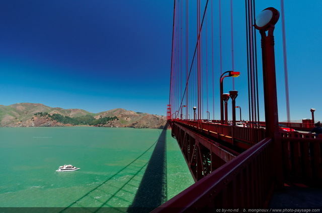 Un bateau passant sous le Golden Gate Bridge
Le Golden Gate Bridge, à  la jonction entre l'Océan Pacifique et la baie de San Francisco. 

San Francisco, Californie, USA
Mots-clés: USA etats-unis californie ocean pacifique categ_pont san-francisco bateau les_plus_belles_images_de_ville