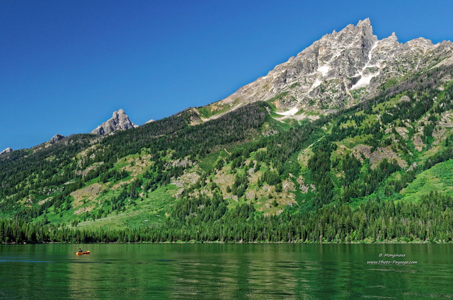 Un canoë-kayak sur le Jenny Lake, face aux montagnes de Grand Teton
Parc national de Grand Teton, Wyoming, USA
Mots-clés: montagne_usa wyoming categ_ete foret_usa categorielac bateau