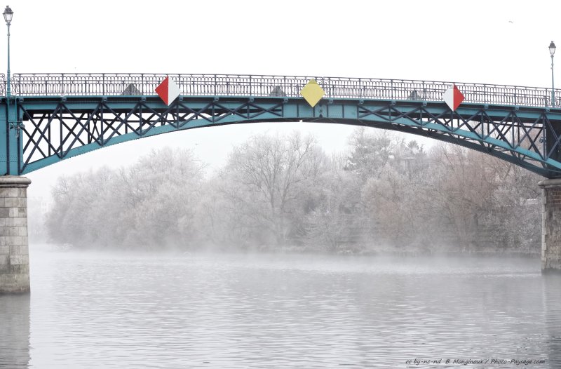 Un hiver sur les bords de la Marne
Au premier plan : la passerelle de Bry-sur-Marne
[Les bords de Marne]
Mots-clés: hiver givre brume sous_les_ponts riviere