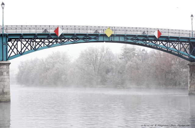 Un hiver sur les bords de la Marne
Au premier plan : la passerelle de Bry-sur-Marne
[Les bords de Marne]
Mots-clés: hiver givre brume sous_les_ponts riviere