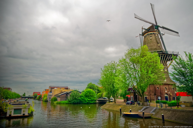 Un moulin à  vent à  Amsterdam
Amsterdam, Pays-Bas
Mots-clés: canal moulin regle_des_tiers