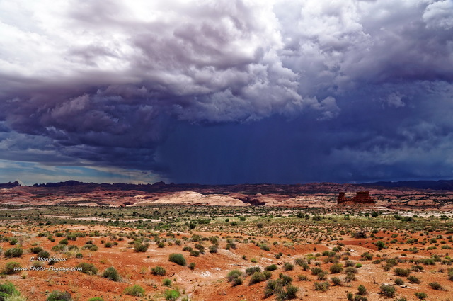 Un orage au loin au-dessus du désert du parc national d'Arches
Arches National Park, Utah, USA
Mots-clés: utah usa desert orage pluie ciel_d_en_bas