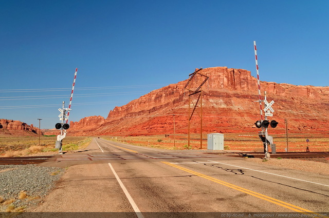 Un passage à  niveau sur la route 313
Moab, Utah, USA
Mots-clés: utah usa desert routes_ouest_amerique voie-ferree