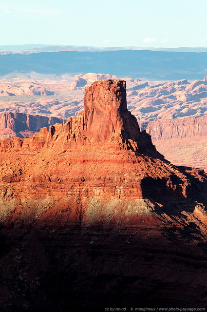 Un pic montagneux vu depuis Dead Horse Point : en arrière plan, le parc national de Arches   2
Dead Horse Point state park (Canyonlands), Utah, USA
Mots-clés: USA etats-unis utah desert montagne_usa cadrage_vertical