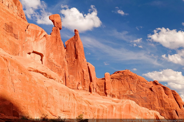 Un rocher en équilibre sur un piton rocheux au dessus de Park Avenue - 1
Arches National Park, Utah, USA
Mots-clés: USA etats-unis utah categ_ete desert falaise rocher montagne_usa