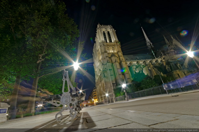 Un samedi soir sur le parvis de Notre Dame
Le samedi soir, le parvis de Notre Dame est bondé de touristes et noctambules. Pourtant, il suffit d'une pose longue prise depuis un lieu de passage (ici depuis le Pont au Double), pour qu'il ne reste de tout ce petit monde en mouvement que de vagues silhouettes fantomatiques et ondulantes...

Ile de la Cité
Paris, France
Mots-clés: paris paris_by_night