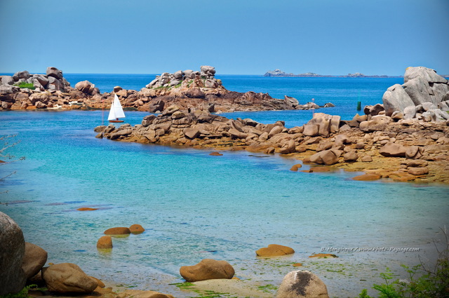 Un voilier navigant entre les rochers sur la côte de granit rose
Ploumanac'h, Côtes-d'Armor, Bretagne
Mots-clés: bretagne littoral mer manche voilier bateau rocher cotes-d-armor