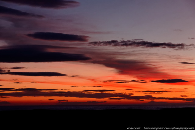 Un ciel rouge sombre au crépuscule
Massif dunaire de l'Espiguette
Le Grau du Roi / Port Camargue (Gard). 
Mots-clés: camargue gard mediterranee littoral mer crepuscule ciel nuage languedoc_roussillon