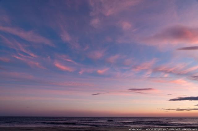 Un crépuscule teinté de mauve et de bleu au dessus de la mer
Massif dunaire de l'Espiguette
Le Grau du Roi / Port Camargue (Gard). 
Mots-clés: camargue gard mediterranee littoral mer crepuscule ciel nuage languedoc_roussillon