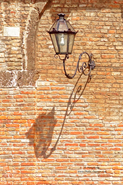 Un lampadaire a Venise
Venise, Italie
Mots-clés: italie venise canal cite_des_doges unesco_patrimoine_mondial mur brique lampadaires cadrage_vertical