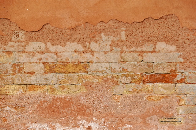 Un mur décrépi à  Venise
[Voyage à  Venise, Italie]
Mots-clés: venise italie categ_mur texture cite_des_doges