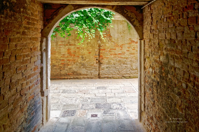 Un porche dans les ruelles de Venise
[Voyage à  Venise, Italie]
Mots-clés: venise italie porche rue ruelle unesco_patrimoine_mondial cite_des_doges