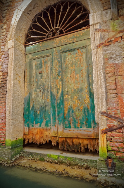 Un portail en bois rongé par l\'humidité des canaux de Venise
[Voyage à  Venise, Italie]
Mots-clés: venise italie portail unesco_patrimoine_mondial canal cite_des_doges cadrage_vertical