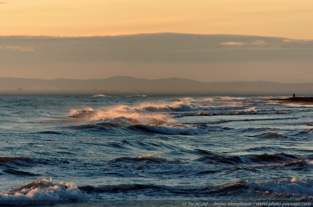 Un promeneur sur la plage de l Espiguette
Massif dunaire de l'Espiguette
Le Grau du Roi / Port Camargue (Gard). 
Mots-clés: nature vagues sable plage mer mediterranee espiguette gard languedoc_roussillon languedoc-roussillon littoral nature